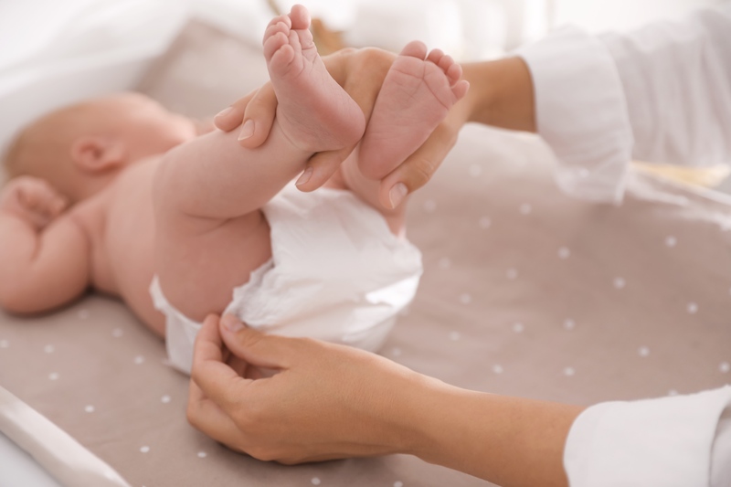 Cách thay bỉm khi bé đang ngủ - Tháo bỉm nhẹ nhàng