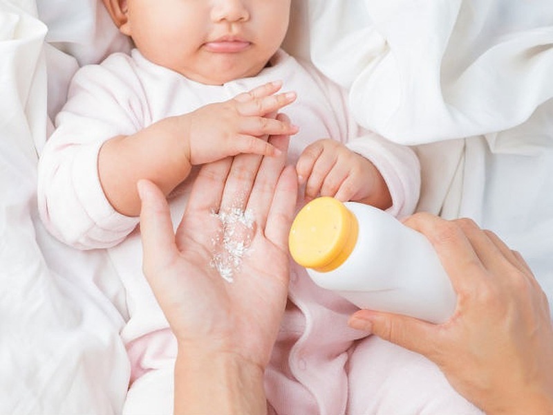 Cách thay bỉm cho bé đang ngủ - Thoa phấn rôm